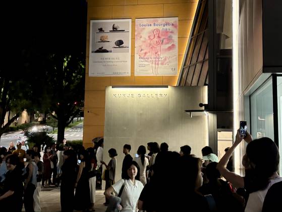 Visitors to Samcheong Night are lined up in front of Kukje Gallery on Sept. 4 [LEE JIAN]