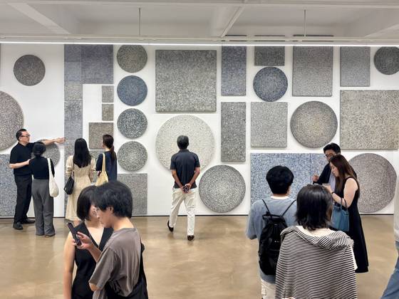 Visitors to Samcheong Night view "from the earth" exhibition at Hakgojae durgallery on Sept. 4 [LEE JIAN]
