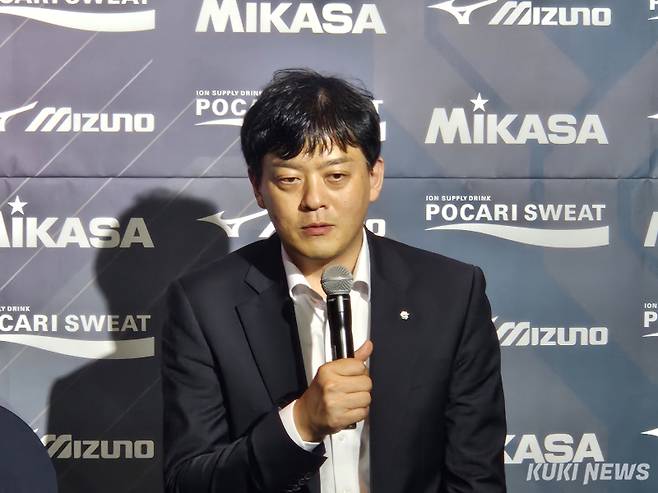 이영택 GS칼텍스 감독이 5일 오후 2시 강서구 메이필드 호텔에서 열린 ‘2025~2026 여자 신인선수 드래프트가 끝난 뒤 취재진과 기자회견을 하고 있다. 송한석 기자