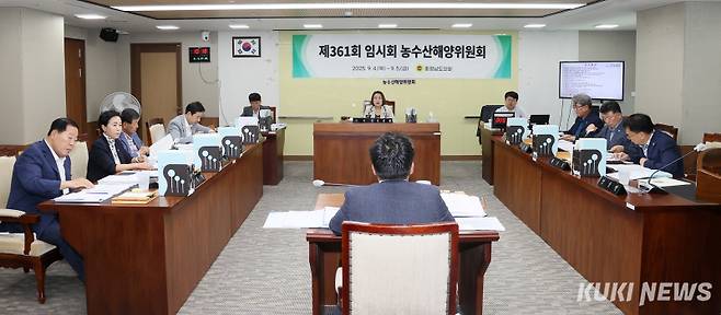 충남도의회 농수산해양위원회는 5일 제361회 임시회 제2차 회의에서 충남도 농축산국‧해양수산국 소관 2025년 추가경정예산안, 조례안 등과 농축산국 2025년도 출연계획안을 심사했다.