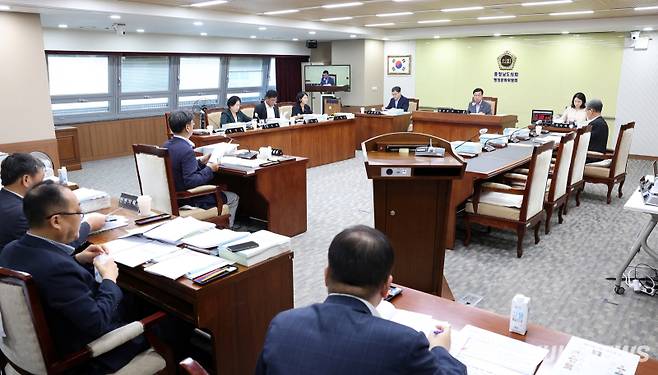 충남도의회 행정문화위원회는 5일 열린 제361회 임시회 제2차 회의에서 대변인과 자치안전실 소관 조례안, 동의안 및 충청남도 제2회 추가경정예산안을 심사했다.