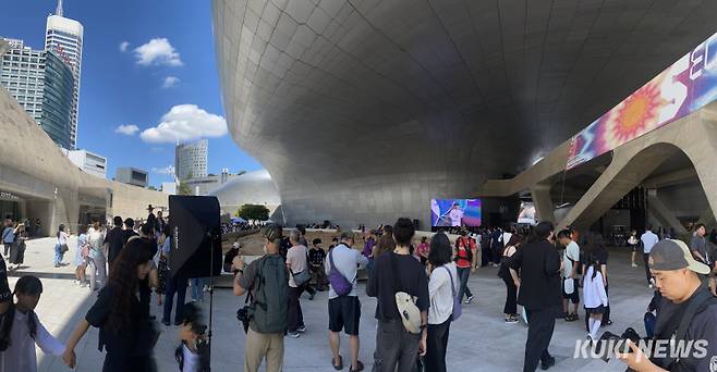 5일 서울패션위크가 열리고 있는 동대문디자인플라자(DDP)에 관람객들이 모여 있다. 심하연 기자&nbsp;&nbsp;