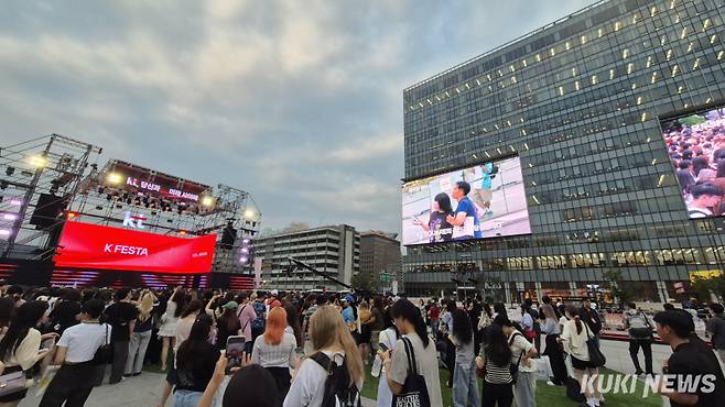 서울 광화문광장에서 열린 ‘K페스타–광화문스퀘어 오프닝 세리머니’ 시작을 앞두고 시민과 관광객들이 무대 앞에 모여들고 있다. 오른쪽으로는 KT 광화문빌딩 외벽 대형 미디어월이 시민들을 비추고 있다. 황인성 기자