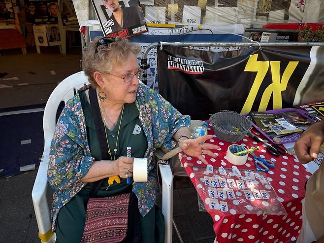 한 노인이 700이 적힌 테이프를 건네고 있다.