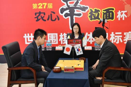 이지현(오른쪽)이 농심신라면배 2국에서 일본 후쿠오카 코타로에게 승리했다. 사진[연합뉴스]