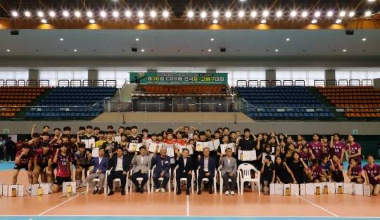 제36회 CBS배 전국중고배구대회 시상식 후 남녀 각부분 우승팀 선수, 연맹 관계자들이 포즈를 취하고 있다. [한국중고배구연맹 제공]