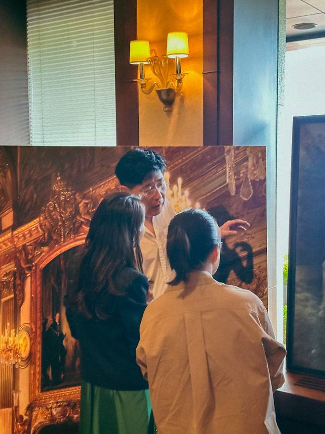 작품을 설명해주고 있는 배준성 작가의 모습 /사진=권효정 여행+ 기자