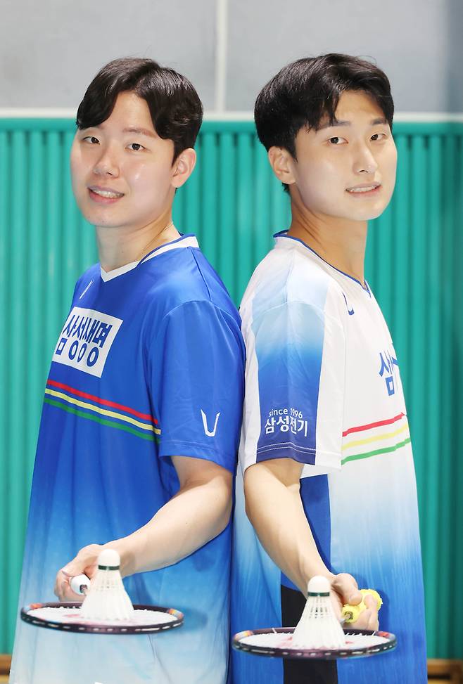 세계배드민턴연맹(BWF) 세계선수권대회를 포함해 올해 6승을 거둔 서승재(왼쪽)와 김원호가 포즈를 취하고 있다. 이충우 기자