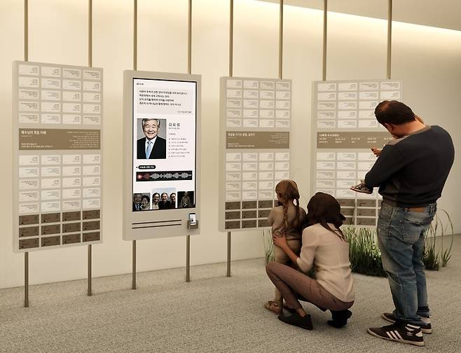 스웬의 혈액 봉안 스마트 추모 서비스 ‘얼라이브’가 적용된 가상의 추모공간 이미지. 고인을 추모하는 마이블록에 휴대폰을 대면 고인의 생전 영상과 음성을 들을수 있다. <스웬>