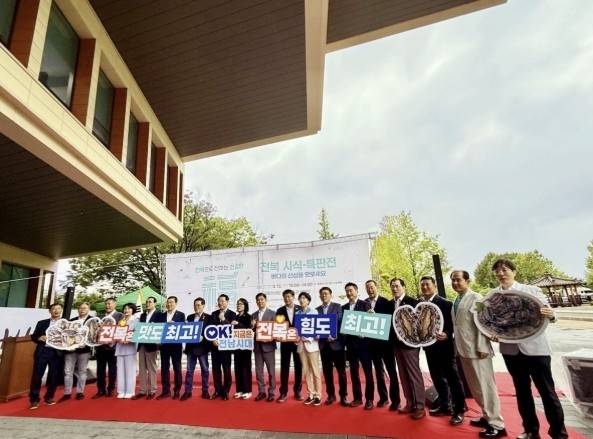 국회서 열린 전복 소비 촉진 행사에서 참석자들이 기념 촬영을 하고 있다. <부자비즈>