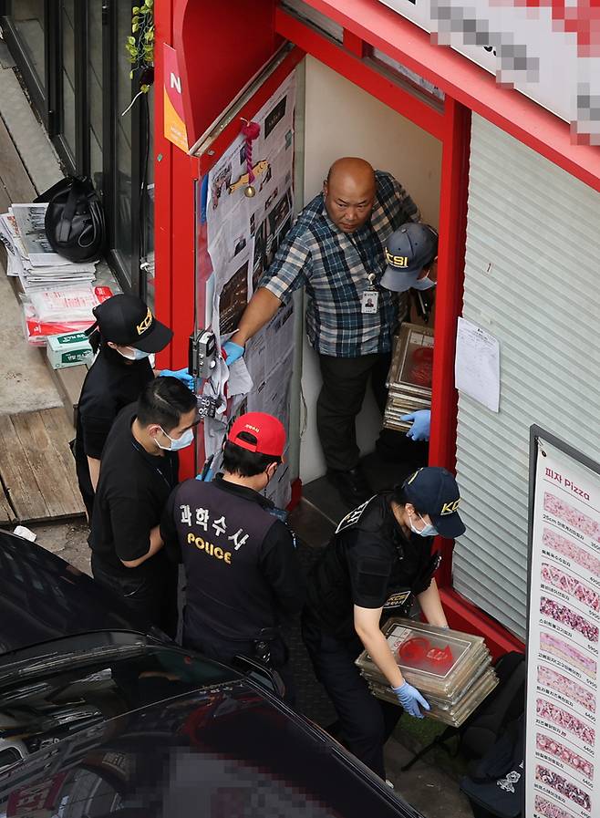3일 서울 관악구 한 식당에서 칼부림 사건이 발생, 경찰이 조사하고 있다. [사진출처 = 연합뉴스]