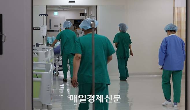 소아응급 의료체계의 위기가 반복되자 소아청소년병원협회는 5일 기자회견을 열고 “당장 할 수 있는 지원책으로 배후진료 역량을 강화해야 한다”고 주장했다. 사진은 서울의 한 대학병원. [사진=한주형 기자]