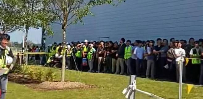 현지 시각 4일 미국 조지아주 브라이언 카운티에 위치한 현대차와 LG에너지솔루션의 배터리 합작 공장 건설 현장에 미국 이민세관단속국(ICE) 이 들이닥쳐 작업을 중지시키고 불법이민자 단속을 하고 있다. [페이스북]