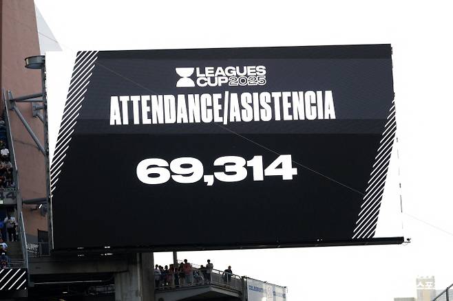 리그스컵 결승전엔 무려 69,314명의 관중이 찾았다. 수아레스는 이런 경기에서 또 추태를 부렸다. 사진=AFPBBNews=News1