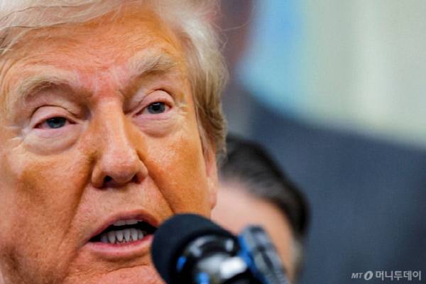 도널드 트럼프 미국 대통령이 2일(현지시간) 미국 워싱턴DC 백악관 집무실에서 우주사령부를 콜로라도에서 앨라배마로 이전할 것을 발표하는 행사에서 연설하고 있다./로이터=뉴스1 /사진=(워싱턴DC 로이터=뉴스1) 류정민 특파원