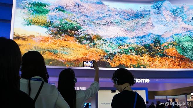 삼성전자가 독일 베를린 메세베를린에 마련한 'IFA 2025' 전시관 입구에서 디지털 아티스트 '마오틱(Maotik)'과 협업한 미디어 아트를 선보였다./베를린(독일)=최지은 기자