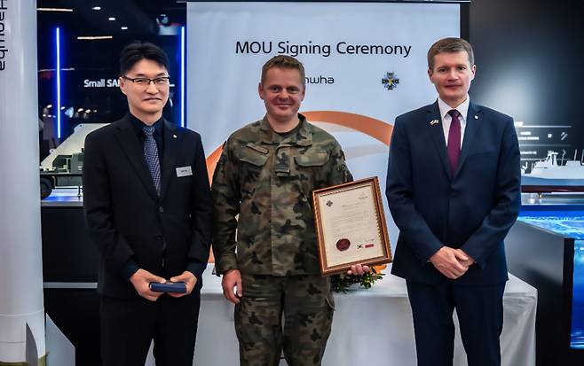 4일(현지시각) 폴란드 국제방위산업 전시회(MSPO)에서 이부환 한화에어로스페이스 PGM사업부장(왼쪽부터), 파웰 슈베클레이 WITU 소장, 야첵 한화에어로스페이스 유럽법인장이 155mm 탄약 관련 부품 현지 품질인증을 위한 MOU를 체결하고 기념촬영하고 있다. /사진제공=한화에어로스페이스