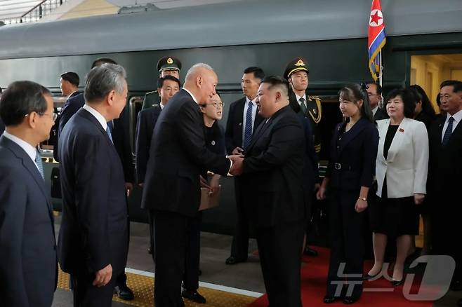 김정은 북한 노동당 총비서가 지난 2일 중국의 항일전쟁 및 세계반파쇼전쟁 승리(전승절) 80주년 기념행사 참서을 위해 딸 주애와 함께 베이징에 도착해 영접을 받는 모습./사진제공=뉴스1, 평양 노동신문.