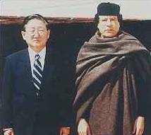 2001년 이정구 회장이 사막에서 리비아의 최고지도자 카다피를 만나 공사 미수금 지불을 설득한 후 기념촬영을 하는 모습. /사진 제공=대우건설