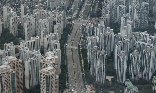 송파한양2차 재건축정비사업조합은 11월 총회에서 시공사를 확정할 계획이었지만 입찰 절차에 따라 시공사 선정 일정은 다소 지연될 전망이다. 사진은 서울 송파구 롯데월드타워 전망대 서울스카이에서 바라본 시내 아파트 단지 모습. /사진=뉴스1