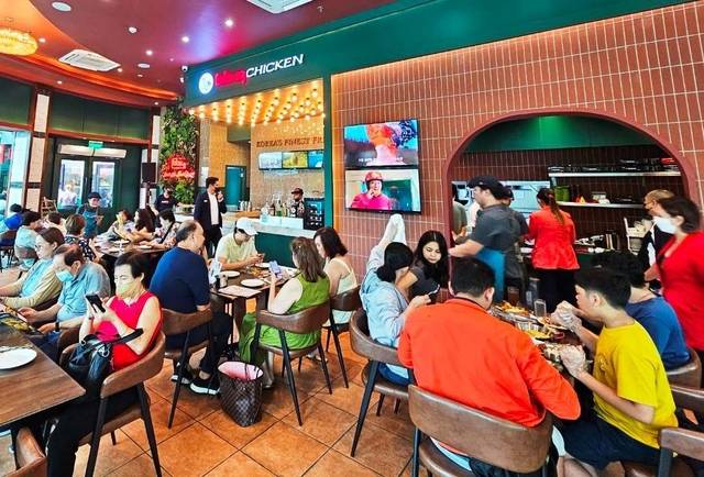 필리핀에서 운영 중인 BBQ 로빈슨 마그놀리아점에 방문한 현지인과 관광객들이 BBQ 치킨을 즐기고 있다. 제너시스BBQ그룹 제공