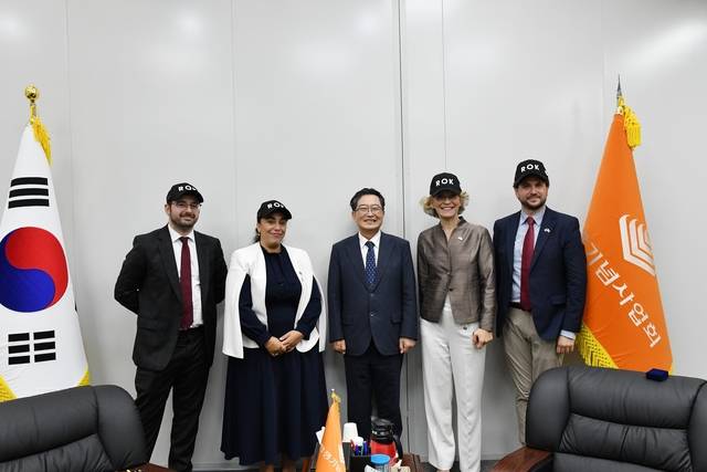 백승주(가운데) 전쟁기념사업회장과 프랑스 하원의원 방한단이 4일 서울 용산 전쟁기념관에서 기념촬영하고 있다. 전쟁기념사업회 제공