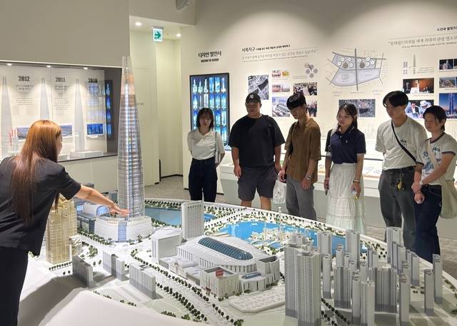 일본 오사카경제대 학생들이 4일 서울 잠실 신격호 기념관을 찾아 롯데월드타워, 롯데월드 어드벤처 등 롯데를 상징하는 건물들에 대한 설명을 듣고 있다.