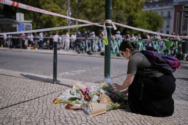 사고현장 찾아 애도  : 4일 한 시민이 전날 포르투갈 수도 리스본에서 발생한 케이블 전차 푸니쿨라 탈선 사고 현장에 꽃을 헌화하고 있다. 전날 발생한 사고로 한국인 2명을 포함해 최소 16명이 사망하고 23명이 다친 것으로 확인됐다.  AP 연합뉴스