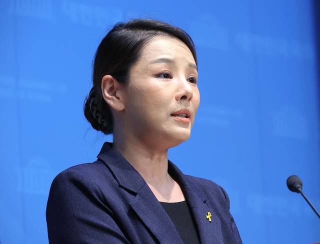 강미정 조국혁신당 대변인이 4일 서울 여의도 국회 소통관에서 당내 성비위 의혹과 관련한 탈당 기자회견을 하고 있다. 연합뉴스