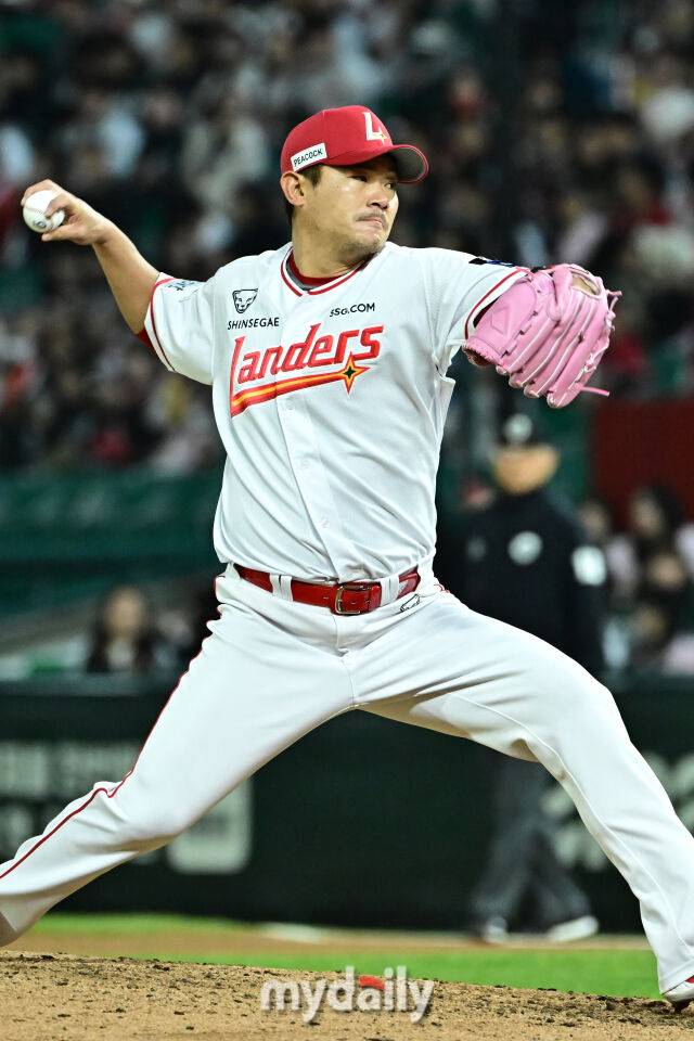 17일 인천 SSG랜더스필드에서 열린 '2025 신한 SOL BANK KBO리그' 한화 이글스와 SSG랜더스 경기. SSG 노경은이 7회초 1사 2루에 교체되 마운드 올라 투구하고 있다./마이데일리