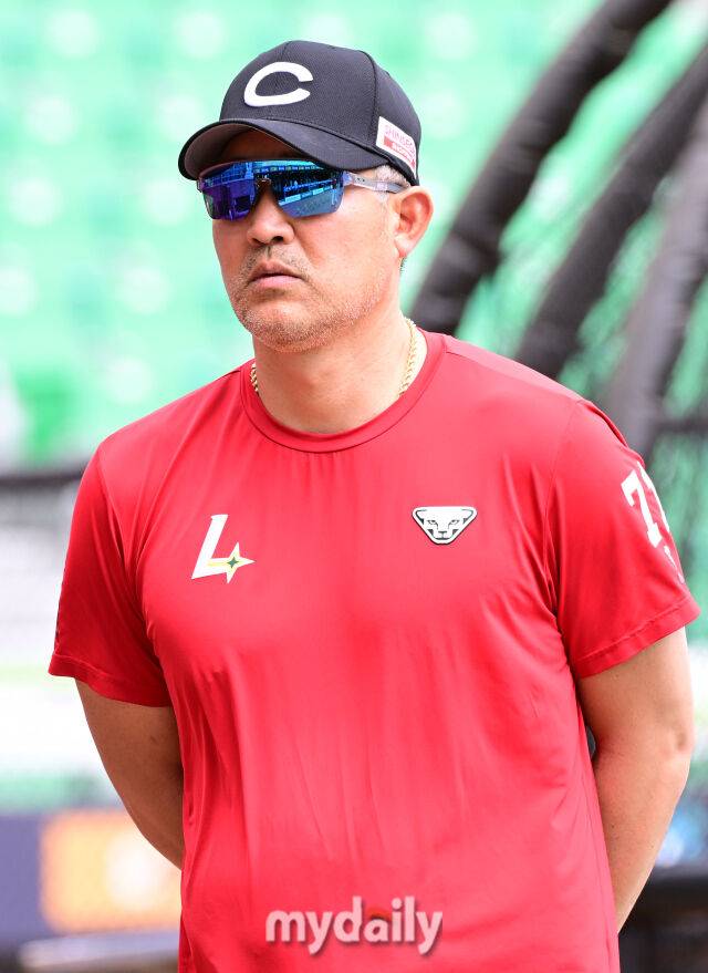 15일 오후 인천SSG랜더스필드에서 진행된 '2025 프로야구 KBO리그' 롯데-SSG의 경기. 경기 전 SSG 이숭용 감독이 선수들의 훈련을 지켜보고 있다./마이데일리