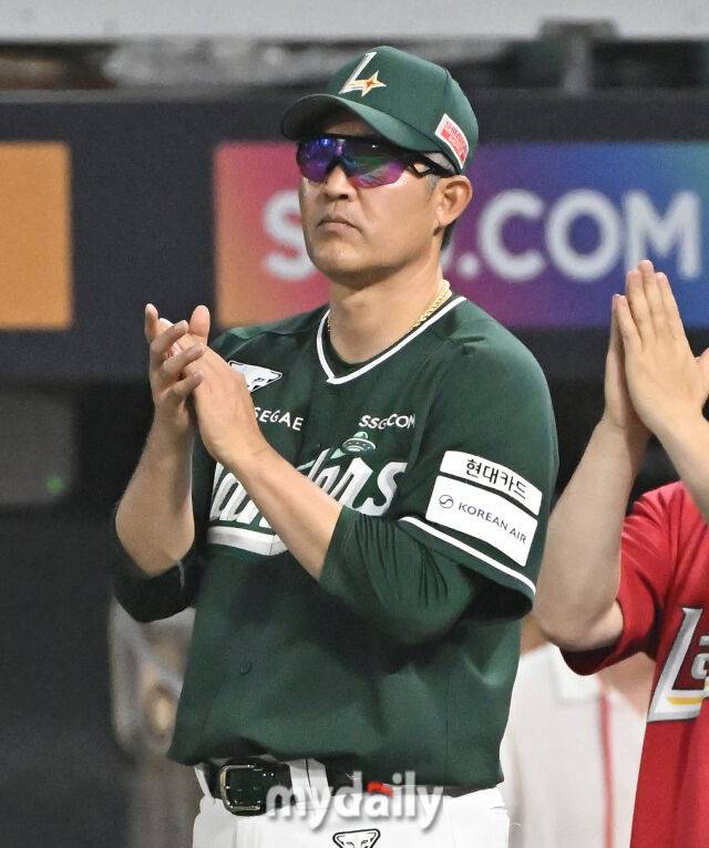 27일 오후 인천광역시 문학동 SSG랜더스필드에서 진행된 '2025 프로야구 KBO리그' SSG랜더스와 한화이글스의 경기. SSG 이숭용 감독이 8-6으로 승리한 뒤 환호하고 있다./마이데일리