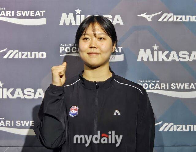 1순위로 지명돼 한국도로공사 유니폼을 입은 이지윤./외발산동=심혜진 기자