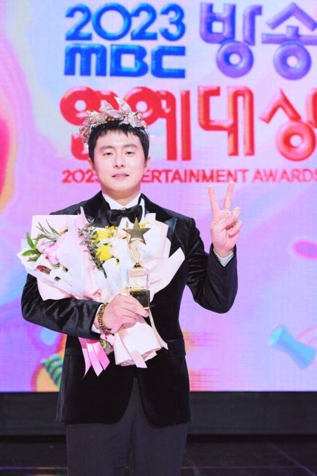 기안84가 비연예인 예능인 최초 대상을 받았다. / MBC
