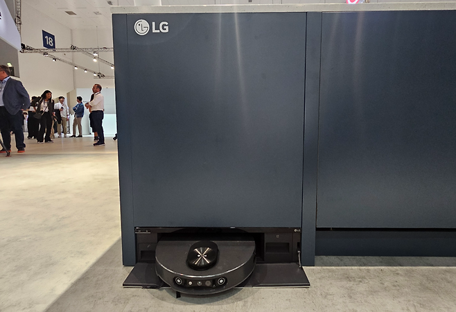 LG전자가 독일 베를린에서 열리는 IFA 2025에서 선보인 로봇청소기 ‘히든 스테이션’ 모델. 베를린=박지영 기자