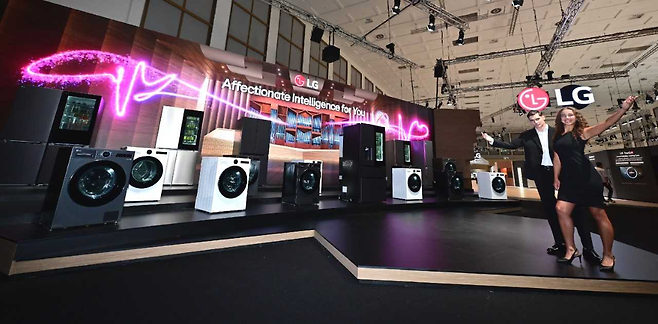 LG전자가 현지시간 5일부터 독일 베를린에서 열리는 유럽 최대 가전 전시회 ‘IFA 2025’에 참가한다. LG전자는 전시관 입구에 AI홈 허브 ‘씽큐 온’의 지휘 아래 다양한 가전들이 서로 연결되며 고객의 일상을 업그레이드 하는 ‘LG AI홈’을 형상화한 ‘LG AI 가전의 오케스트라’ 연출 공간을 마련했다. [LG전자 제공]