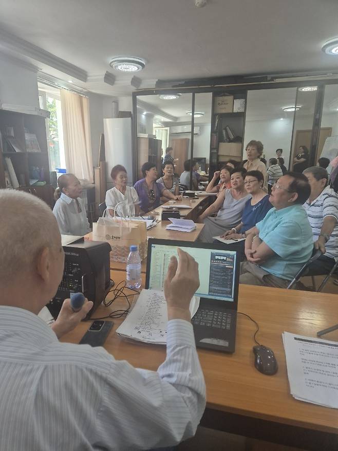 카자흐스탄 고려인 합창단 ‘비단길’이 광복 80주년을 맞아 이달 처음 고국을 찾아 공연을 선보인다. 사진은 바단길의 공연(위)과 연습 모습 [알마티 고려문화원 제공]