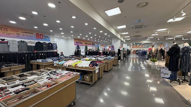 지난 3일 방문한 서울 강서구 홈플러스 가양점 1층 매장. 폐점한 공간에 여름상품 정리전이 진행 중이다. 박연수 기자