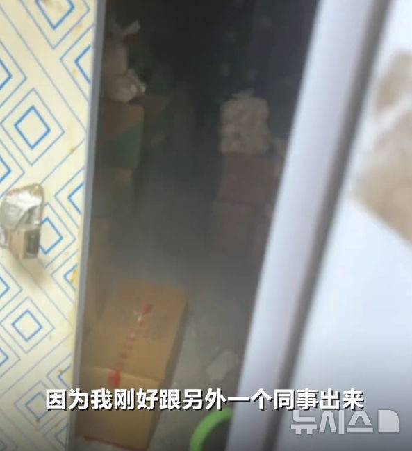 [뉴시스] 구조당기 여성이 갇혀있었던 냉동창고. 문 앞에는 차가운 김이 피어오르고 내부에서는 문을 열수 없는 구조로 돼 있다.(사진=홍성신문)