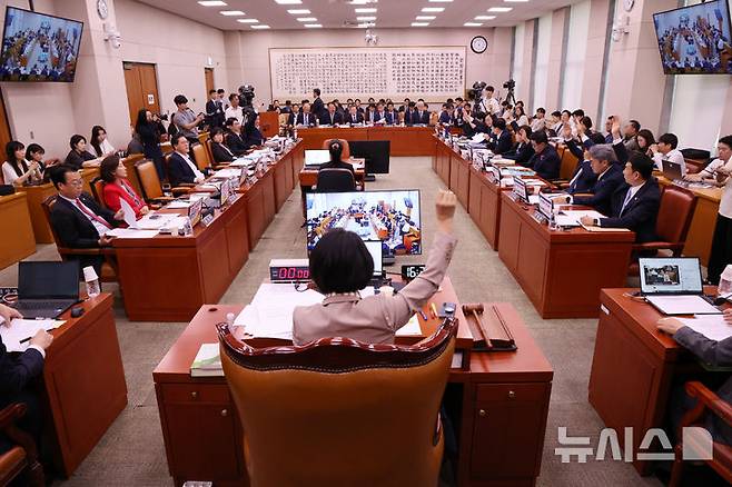 [서울=뉴시스] 김명년 기자 = 4일 오후 서울 여의도 국회에서 열린 법제사법위원회 전체회의에서 추미애 위원장과 여당 의원들이 거수 찬성 투표를 하고 있다. 2025.09.04. kmn@newsis.com