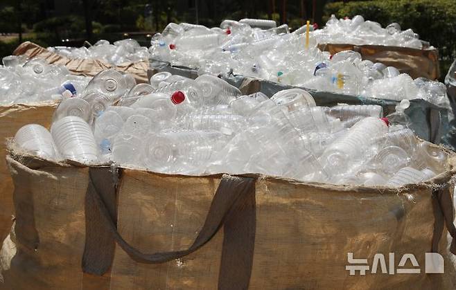 [인천=뉴시스] 김동영 기자 = 지난해 8월 5일 오후 인천 서구 청라동 아파트 분리수거장에 빈 생수통이 쌓여있다. . 2024.08.05. dy0121@newsis.com