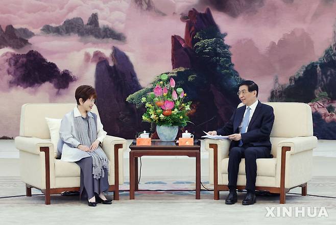 [베이징=신화/뉴시스] 중국 서열 4위인 왕후닝 전국인민정치협상회의(정협) 주석(오른쪽)이 4일 중국 베이징에서  훙슈주 전 대만 국민당 주석 일행을 접견하고 있다. 왕 주석은 양안(兩岸) 간 교류 확대 및 평화 발전을 강조했다. 2025.09.05