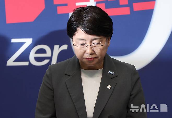 [서울=뉴시스] 김명년 기자 = 김선민 조국혁신당 대표 권한대행 등 지도부가 5일 서울 여의도 국회에서 당내 성비위 및 직장 내 괴롭힘 사건과 관련해 고개 숙여 사과하고 있다. 2025.09.05. kmn@newsis.com