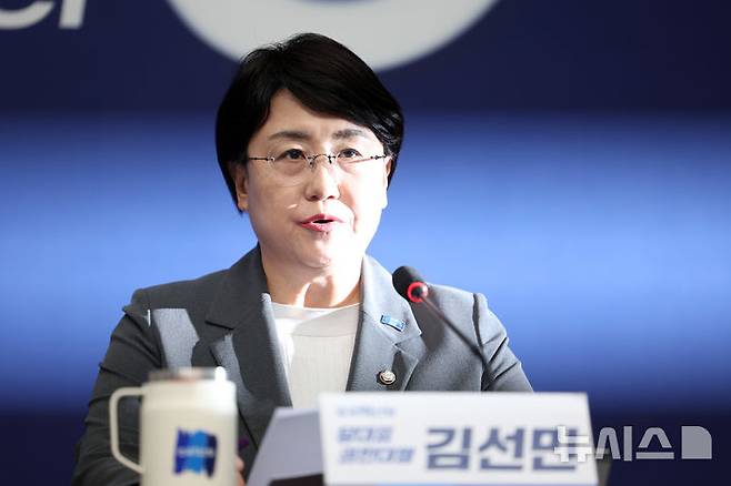 [서울=뉴시스] 김명년 기자 = 김선민 조국혁신당 대표 권한대행 등 지도부가 5일 서울 여의도 국회에서 당내 성비위 및 직장 내 괴롭힘 사건과 관련해 발언하고 있다. 2025.09.05. kmn@newsis.com