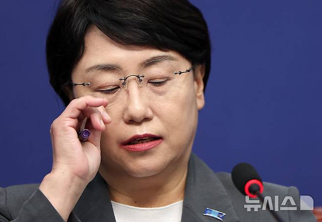 [서울=뉴시스] 김명년 기자 = 김선민 조국혁신당 대표 권한대행 등 지도부가 5일 서울 여의도 국회에서 열린 당내 성비위 및 직장 내 괴롭힘 사건과 관련 기자회견에서 안경을 고쳐쓰고 있다. 2025.09.05. kmn@newsis.com