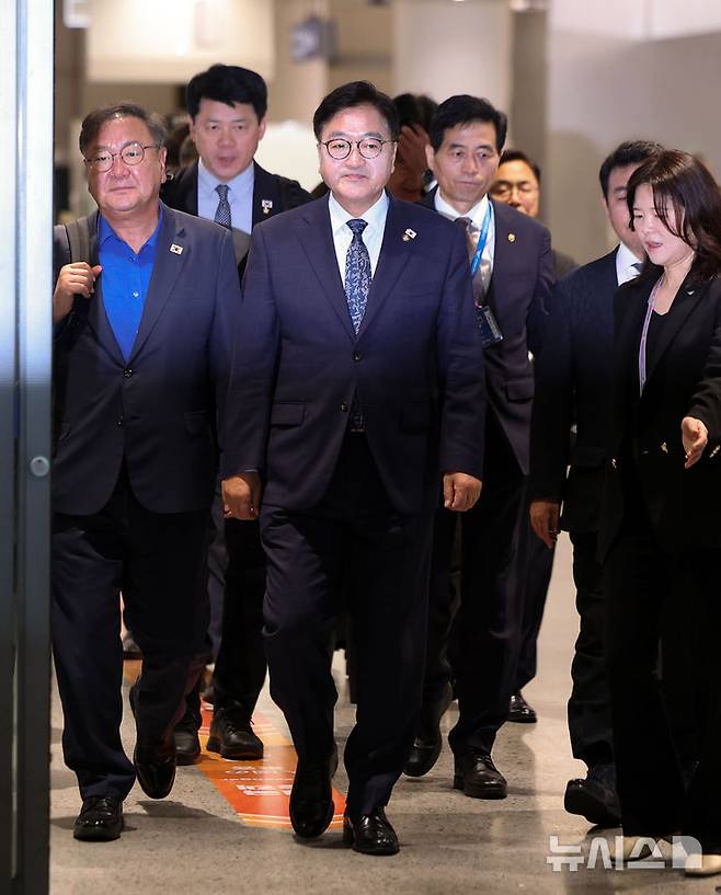 [인천공항=뉴시스] 김선웅 기자 = 중국 전승절 행사 참석 일정을 마친 우원식 국회의장이 5일 인천국제공항을 통해 귀국하고 있다. 2025.09.05. mangusta@newsis.com