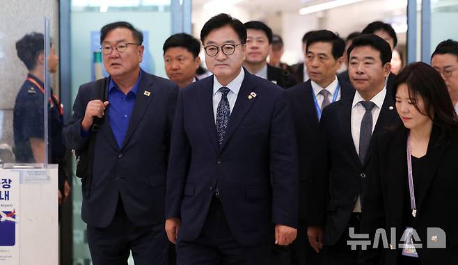 [인천공항=뉴시스] 김선웅 기자 = 중국 전승절 행사 참석 일정을 마친 우원식 국회의장이 5일 인천국제공항을 통해 귀국하고 있다. 2025.09.05. mangusta@newsis.com