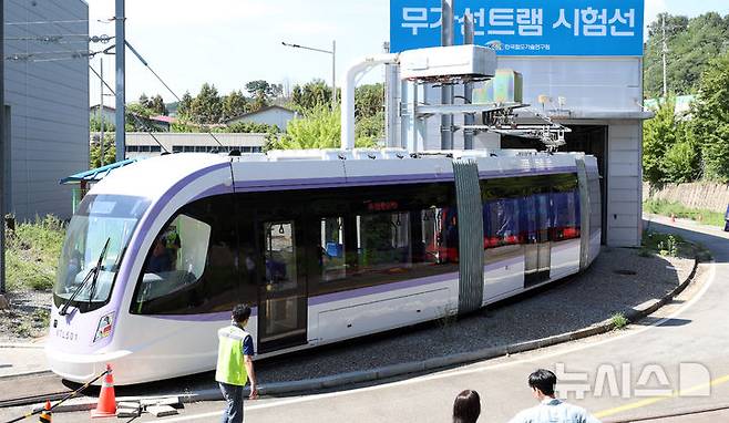 [청주=뉴시스] 강종민 기자 = 위례선(트램) 초도 편성 완성차시험 및 예비주행시험이 실시된 5일 충북 청주 한국철도기술연구원 오송시험선 구간에서 위례선이 충전하고 있다.  위례선은 전기를 공급하는 전차선이 없는 무가선 노면전차로 마천역(5호선)에서 출발해 복정역(8호선·수인분당선)과 남위례역(8호선)을 연결한다. 2025.09.05. ppkjm@newsis.com