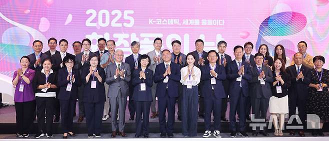 [서울=뉴시스] 권창회 기자 = 문미란 소비자단체협의회 회장, 서경배 대한화장품협회 회장, 오유경 식약처장, 김원이 더불어민주당 의원을 비롯한 참석자들이 5일 서울 강서구 코엑스 마곡에서 열린 2025 화장품의 날 기념식에서 기념촬영을 하고 있다. 2025.09.05. kch0523@newsis.com