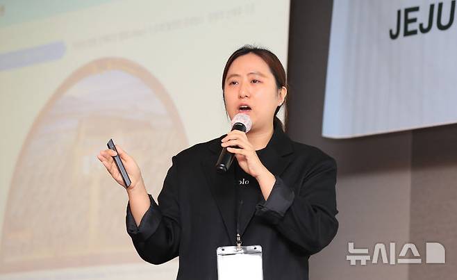 [제주=뉴시스] 우장호 기자 = 박소영(서울대 조경학 박사 수료) 도시자연 연구자가 5일 오전 제주시 연동 제주썬호텔 대회의장에서 열린 '2025 제2회 나무포럼 세션1-가로수, 환경과 문화를 품다'에서 '가로수의 역사와 미래-정원에서 도시로 간 나무'를 주제로 발표하고 있다.'도시의 나무, 미래의 숲'을 주제로 가로수의 현재와 미래에 대해 심층적으로 분석하는 이 포럼은 제주도와 뉴시스 제주본부, 국민일보가 주최하고 ICC JEJU 주관, 산림청과 한국산지보전협회 후원으로 마련됐다. 2025.09.05. woo1223@newsis.com